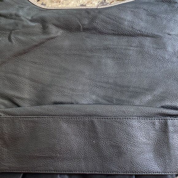 Woman’s Vinyl Ruffled Purse  - Picture 6 of 6